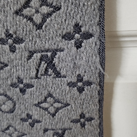 Louis Vuitton Monogram Classic Scarf - Picture 3 of 6